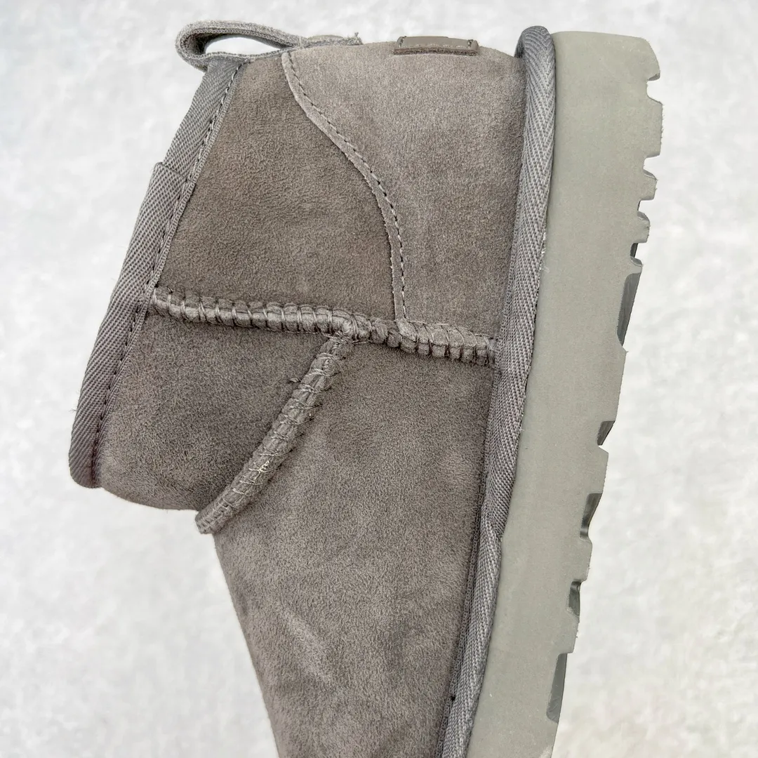 Pick up locally 💰520 UGG Zhou Dongyu's same style 6109 classic autumn and winter sheep fur integrated snow boots. All shoes are made from ZP. Longfeng A-grade Australian imported sheep fur integrated men's and women's boots. Brand OEM production line. Fully follow the ZP process. OEM original pattern maker. Adhering to the principle of no original shoes and no development selection. Pay attention to every detail. The most authentic version on the market TREADLITE "Light Wing" technology outsole Lightweight/durable/flexible/pile type [solemn after-sales commitment] If there are major quality problems such as degumming/broken bottom within one month, we will directly replace it with a new one for you! Size: 35 36 37 38 39 40 41 42 43 44 45 Coding: by2936050